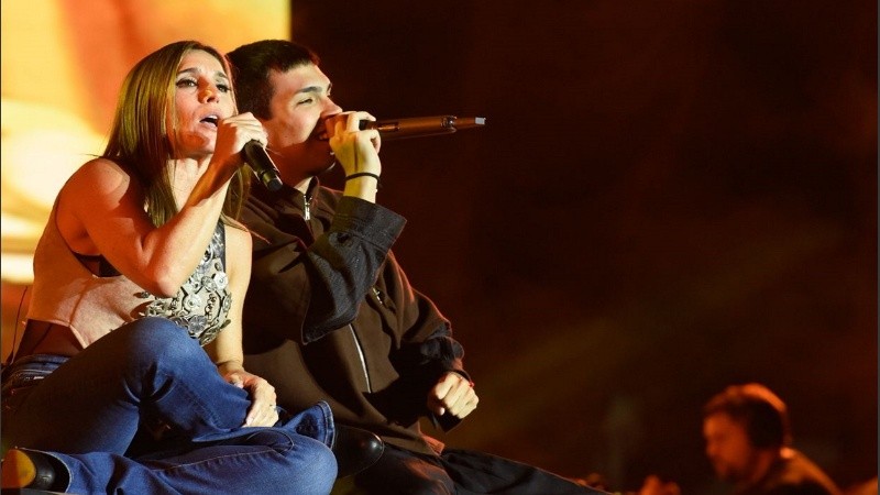 a Sole irrumpió en el escenario revoleando el poncho. Juntos cantaron “Lucía”, el tema que grabaron en “La vida era más corta”, el disco folk de Milo.