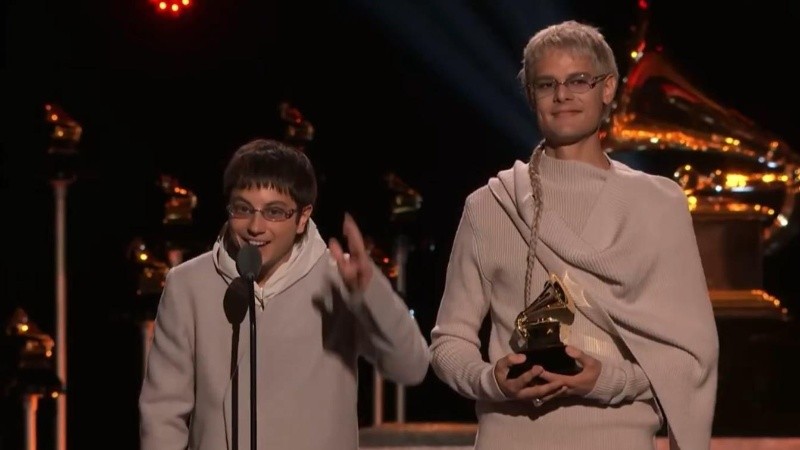 Ca7riel y Paco Amoroso agradecieron el gramófono por 