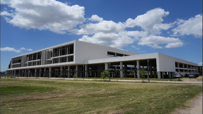 El miérfcoles se firmará el acta de inicio para reactivar y terminar la construcción del Hospital Regional Sur, ubicado sobre Circunvalación y San Martín.