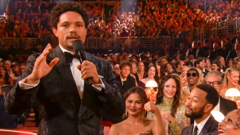El presentador de los Premios Grammy, Trevor Noah.