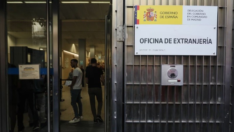 España promulgó un decreto para facilitar la regularización de migrantes.