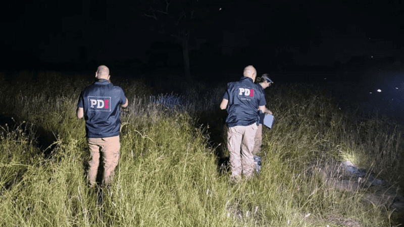 Personal policial trabajando en el lugar donde ocurrió el accidente fatal.