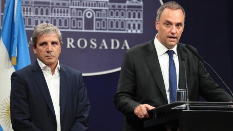 El jefe de Gabinete, Manuel Adorni, junto al ministro de Economía, Luis Caputo.
