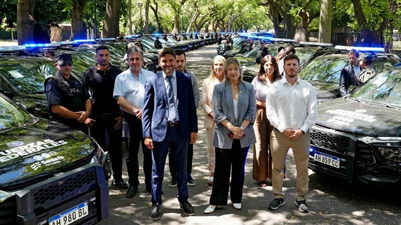 El acto de entrega de las camionetas a las fuerzas federales que patrullan Rosario