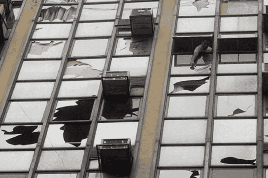 Decenas de miles de ventanales fueron destruidos en pocos minutos con la pedrada.