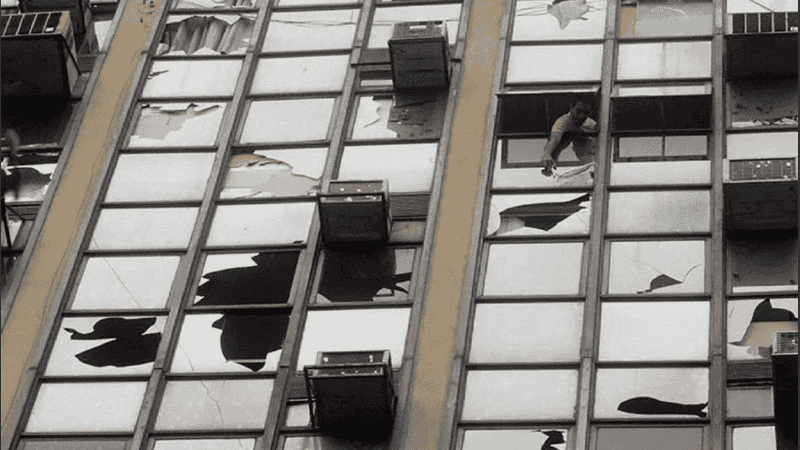 Decenas de miles de ventanales fueron destruidos en pocos minutos con la pedrada.