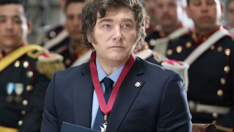 El presidente Javier Milei, con la "Orden Ecuestre Militar de los Caballeros Granaderos de los Andes" colgada sobre su pecho.
