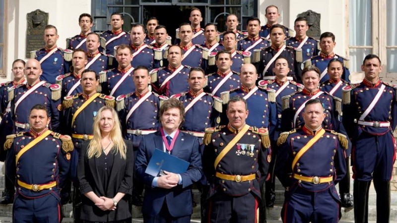 Karina y Javier Milei junto a integrantes de la unidad de caballería del Ejército Argentino Granaderos, a cargo de la custodia presidencial.