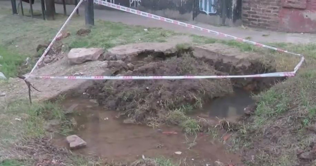Vecinos denuncian falta de agua tras la rotura de un caño en zona oeste ...