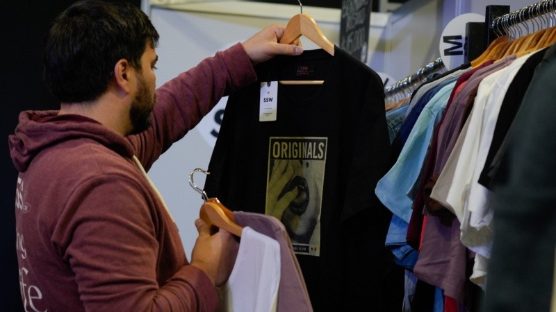 Textiles rosarinos cuestionaron a Luis Caputo por sus declaraciones sobre el precio de la ropa.