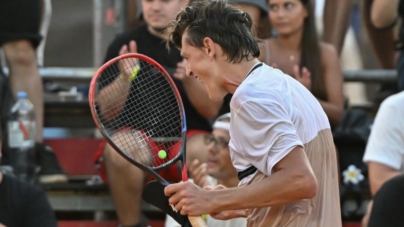 Luciano Ambrogi, pupilo de Luli Mancini, se metió en octavos de final del Rosario Challenger 125.