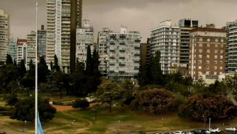 Debido al viento la bandera del mástil del Monumento fue arriada (Captura de el Tres).&nbsp;