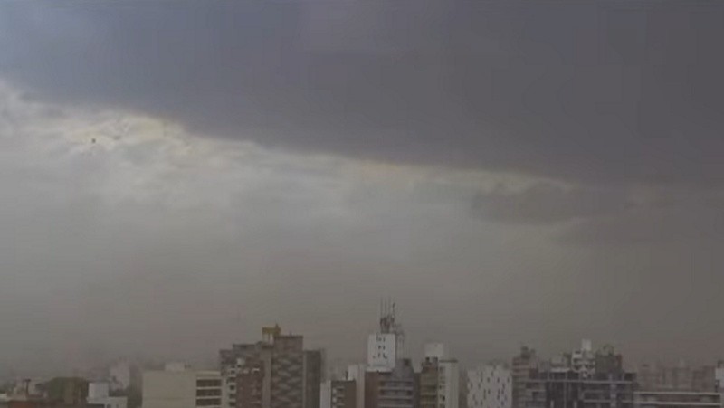 Un cielo copado de nubes arrastradas por el viento intenso (Captura de El Tres).&nbsp;