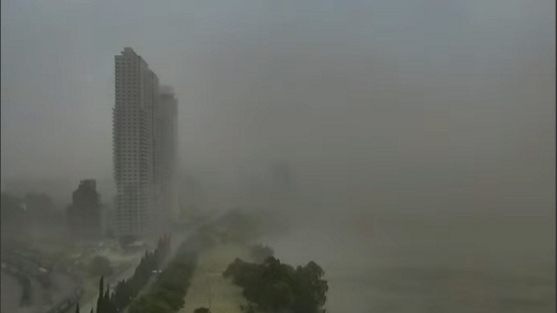 Extraña postal de la ciudad de Rosario este miércoles 4 de febrero.