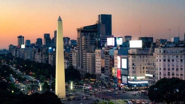 Cuánto cuesta viajar a Buenos Aires en verano, cómo llegar en micro, precios para comer, moverse por la ciudad y tips prácticos antes de sacar el pasaje.