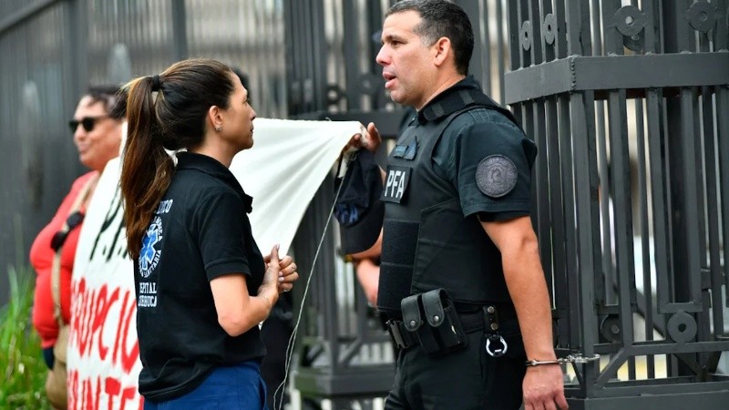 El protagonista del reclamo fue identificado como Miguel Ángel Montiel, un suboficial que ostenta el rango de Cabo dentro del escalafón de la PFA.