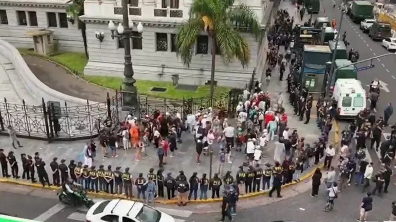 Gran despliegue policial en las inmediaciones del Congreso.