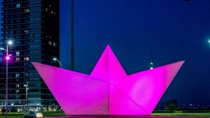 El Barquito de Papel (rotonda de avenida Carballo y avenida Francia) es uno de los sitios icónicos de la ciudad que se iluminan en fechas