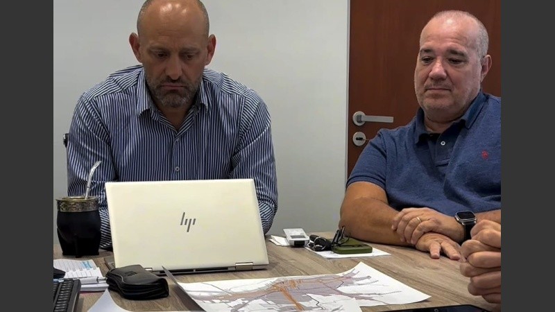 El minstro de Desarrollo y el secretario de Vinculación, mapa en mano