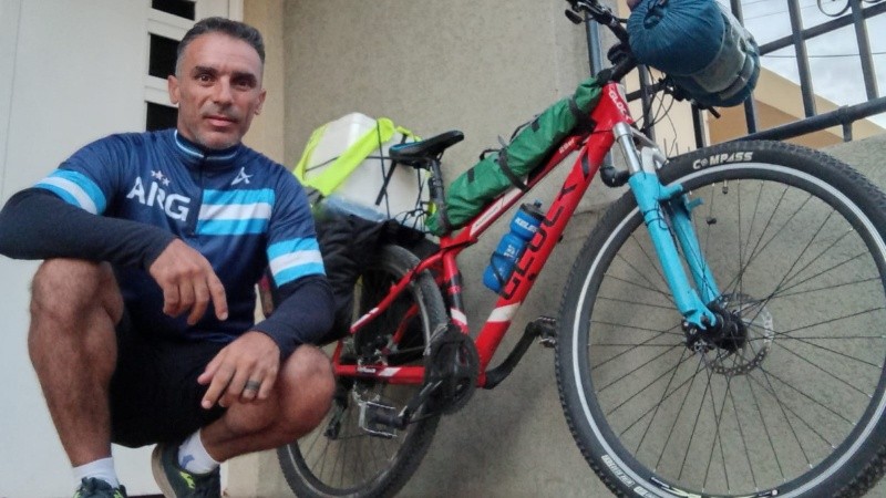 Claudio y su bici, listos para partir a la gran travesía de 3 mil kilómetros