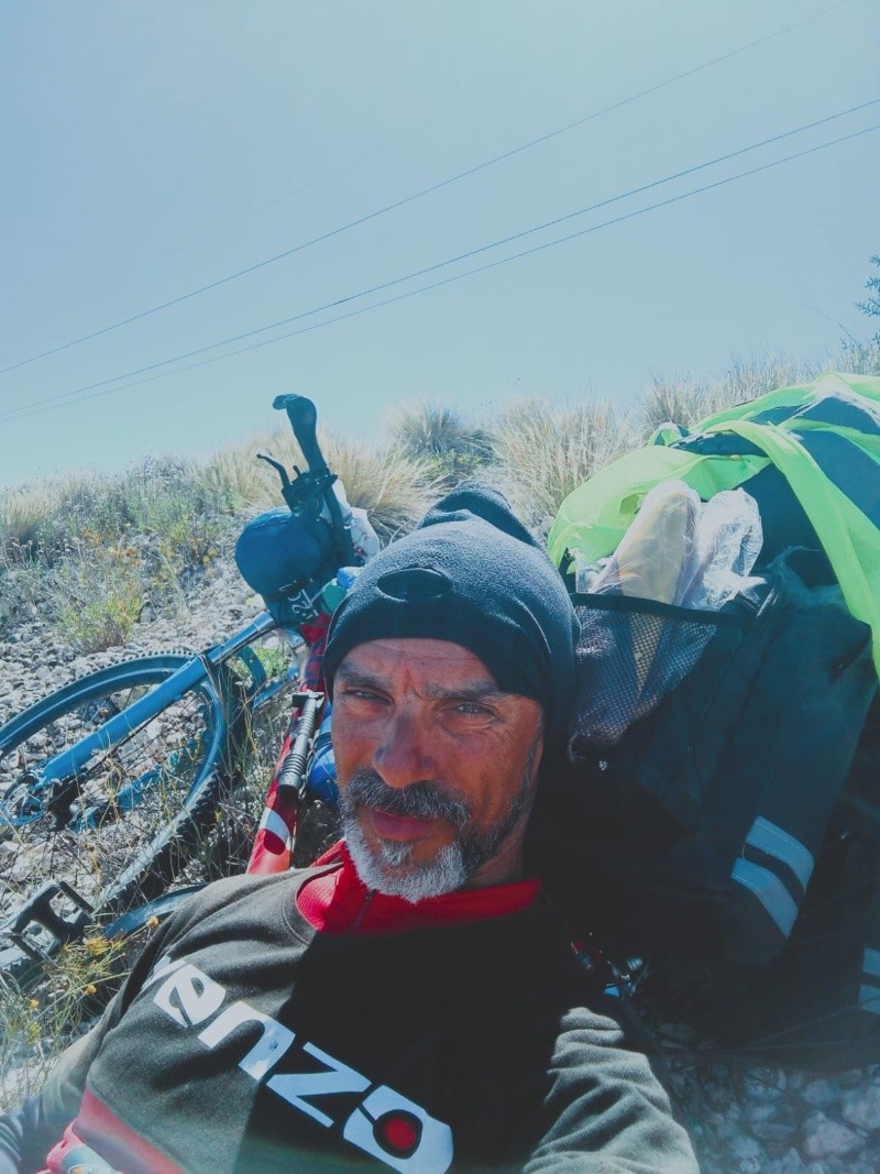 Claudio en un descanso durante uno de sus viajes en bicicleta&nbsp;