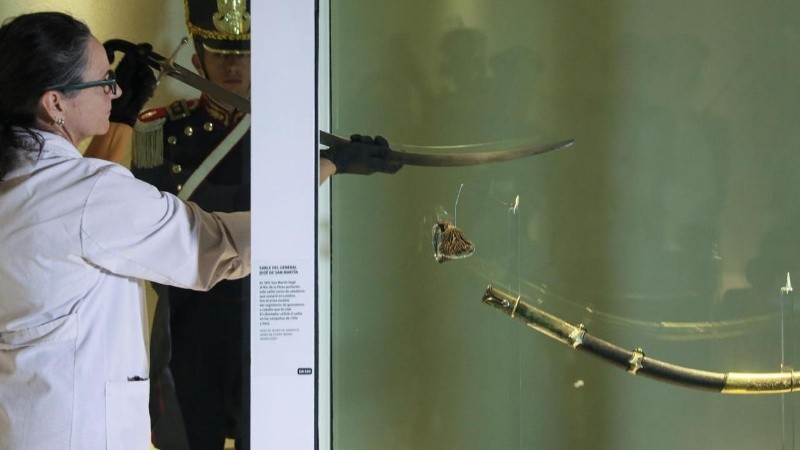 El momento de la extracción del sable para su empaquetado y traslado.