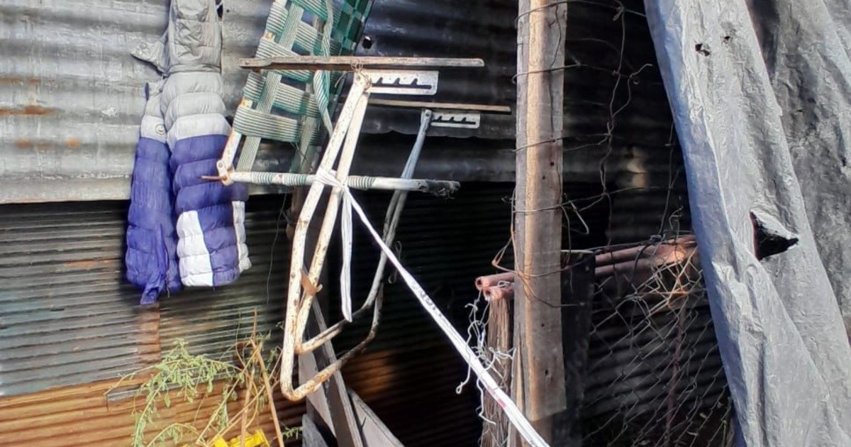 Patrullero y ambulancia en un asentamiento del oeste de Rosario