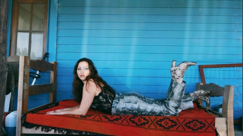 Una canción de la cantautora y guitarrista rosarina se viralizó al sonar en un momento clave de la serie Envidiosa.