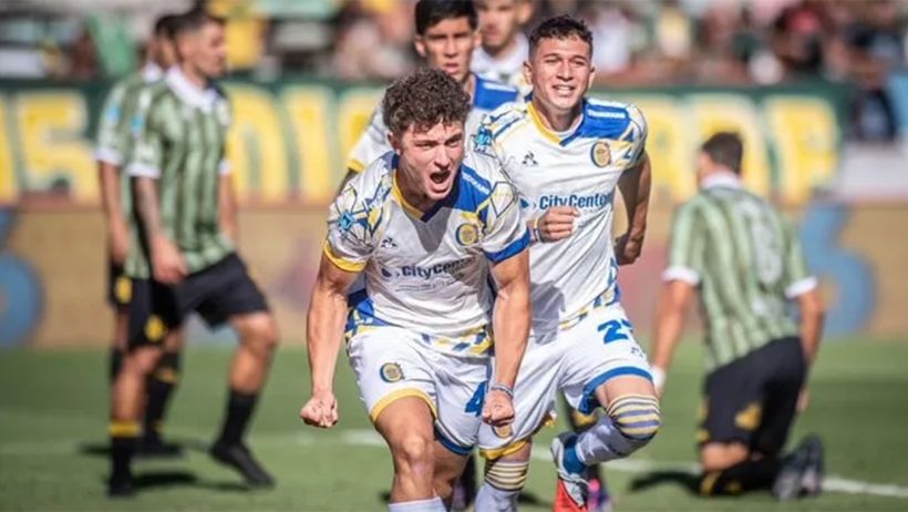 El pibe Ovando no solo defiende bien sino que también gana en el área rival.