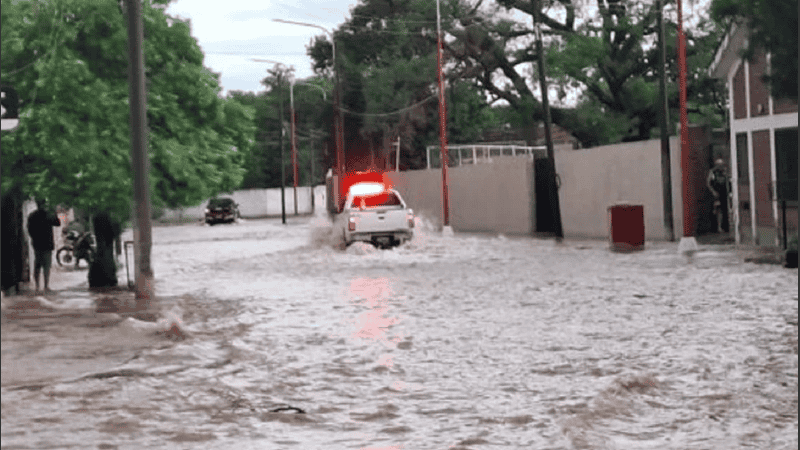 Las calles de la capital salteña intransitables (NA).