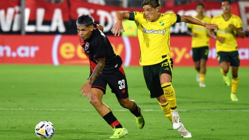 Walter Núñez conduce en el primer tiempo del partido.
