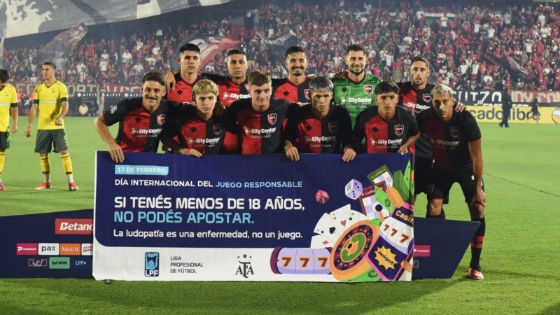 Los once titulares que salieron a jugar este sábado a la noche en el Coloso.