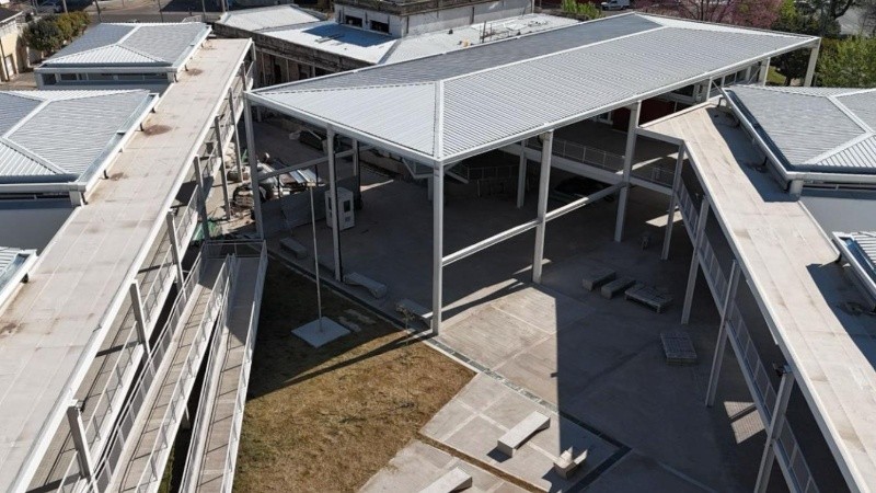 El complejo suma 2.485 m² cubiertos, 2.047 m² semicubiertos y 3.157 m² de espacios abiertos.