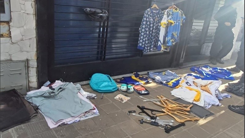 Las prendas y perchas que e llevó el delincuente fueron recuperadas y reconocidas por las empleadas.