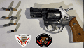 El joven fue detenido y entregó un revólver calibre 32 y seis cartuchos.