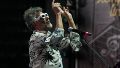 Plantado como un director orquesta, Fito inició un potente y extenso show con “Sale el sol”.
