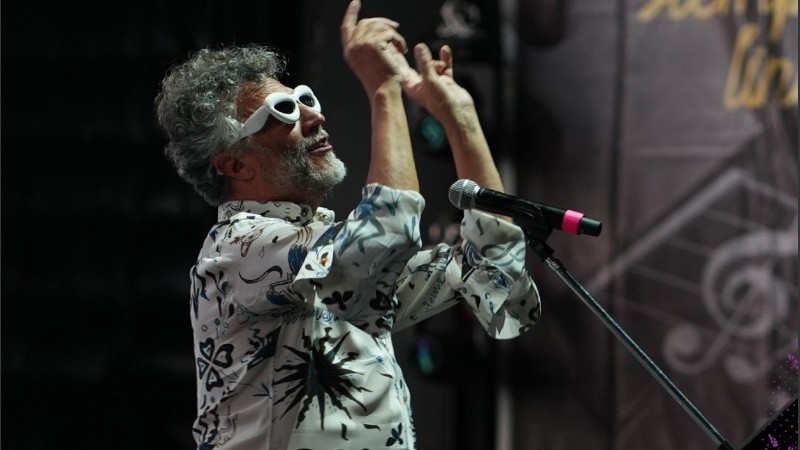 Plantado como un director orquesta, Fito inició un potente y extenso show con “Sale el sol”.