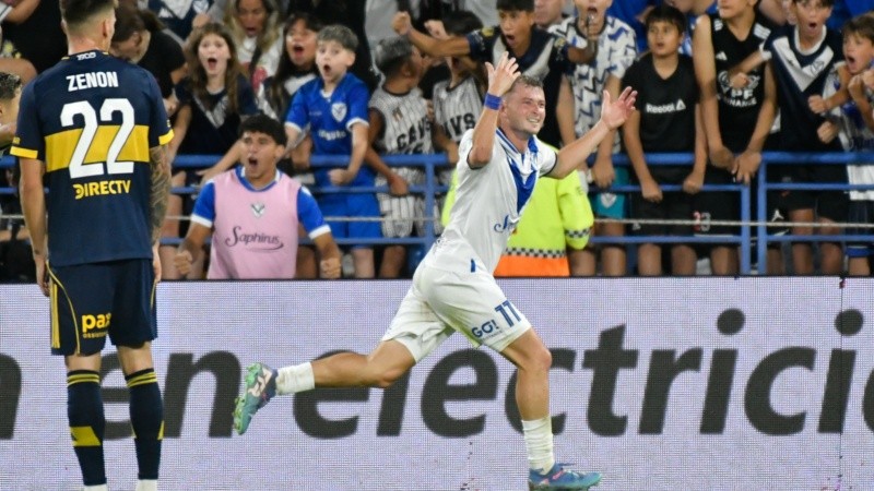 Matías Pellegrini hizo los dos goles en la victoria de Vélez sobre Boca. (Fotobaires)&nbsp;
