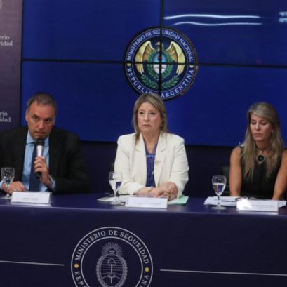 Los funcionarios durante la conferencia.