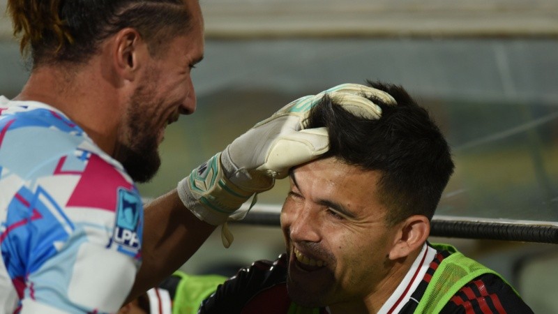Jeremías Ledesma saluda a Marcos Acuña en el último Central-River.