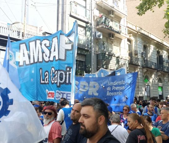 Gremios de la CGT y de las dos CTA llevaban a cabo este martes una movilización federal en Rosario contra el proyecto de reforma laboral que promueve el gobierno nacional .