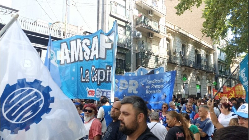 Gremios de la CGT y de las dos CTA llevaban a cabo este martes una movilización federal en Rosario contra el proyecto de reforma laboral que promueve el gobierno nacional .