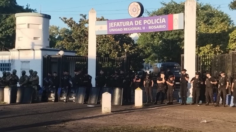 La protesta policial tuvo epicentro frente a la Jefatura de Rosario, en Ovidio Lagos al 5200.