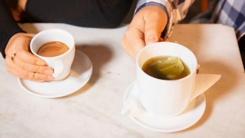 La cafeína es el factor activo principal con efectos neuroprotectores, aunque se necesitan más investigaciones para validar el mecanismo responsable.