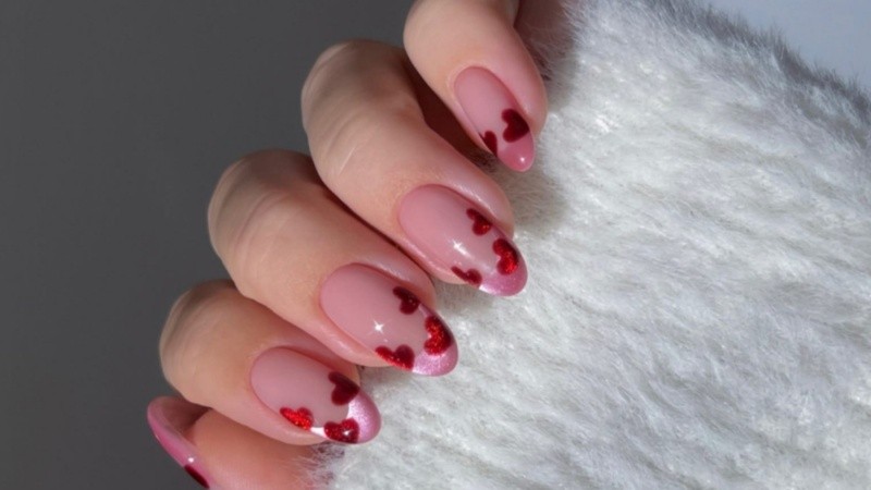 Uñas para celebrar el amor sin perder el estilo bajo el sol.