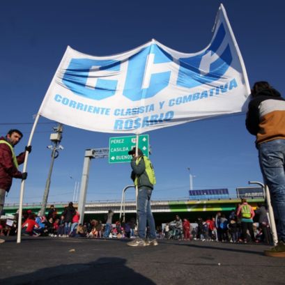 La Catt, la CCC, la Utep y el Movimiento Evita cortan esta mañana la circulación en Perón y Circunvalación contra la reforma laboral.