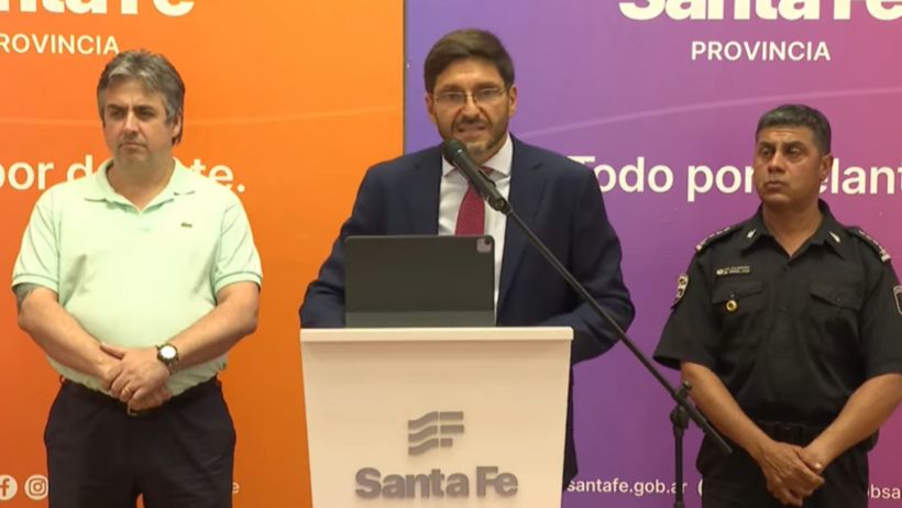 El gobernador en la conferencia de prensa.