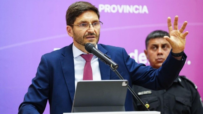 El gobernador durante la conferencia de prensa.