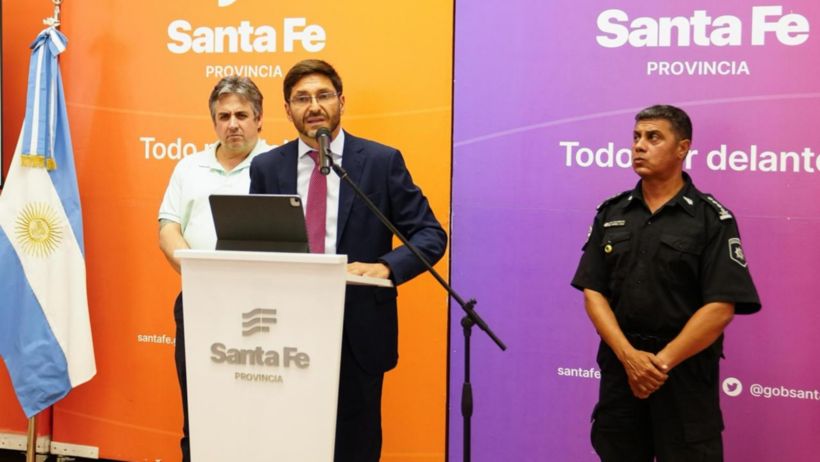 El gobernador junto al ministro Cococcioni y al jefe de la Policía.