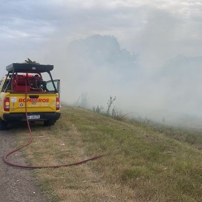 El fuego junto a la calzada era de unos mil metros y fue sofocado por dos dotaciones de bomberos.